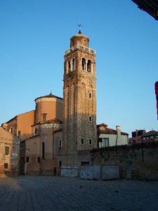 San Sebastiano – Chiesa e campanile, dal Campo